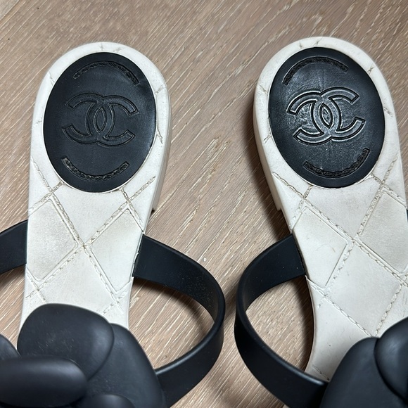 Chanel Camelia Thong Sandals in Black and White, Size EU 40 - Picture 3 of 9